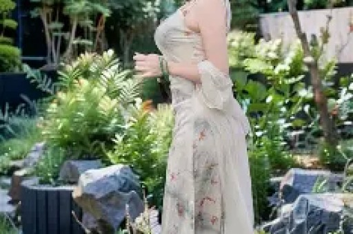 《艾尔登法环》真人电影花絮：女武神吃零嘴乖巧可爱