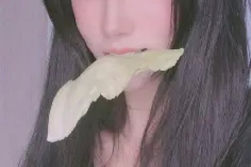 时隔10个月26岁女星回应蹲曾志伟双腿之间曾志伟真的被错骂了